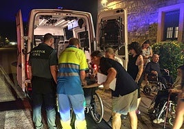 Imágenes del traslado de los ancianos de la residencia 'Las Encinas' de Santa Colomba de Somoza a causa del humo producido por los incendios.