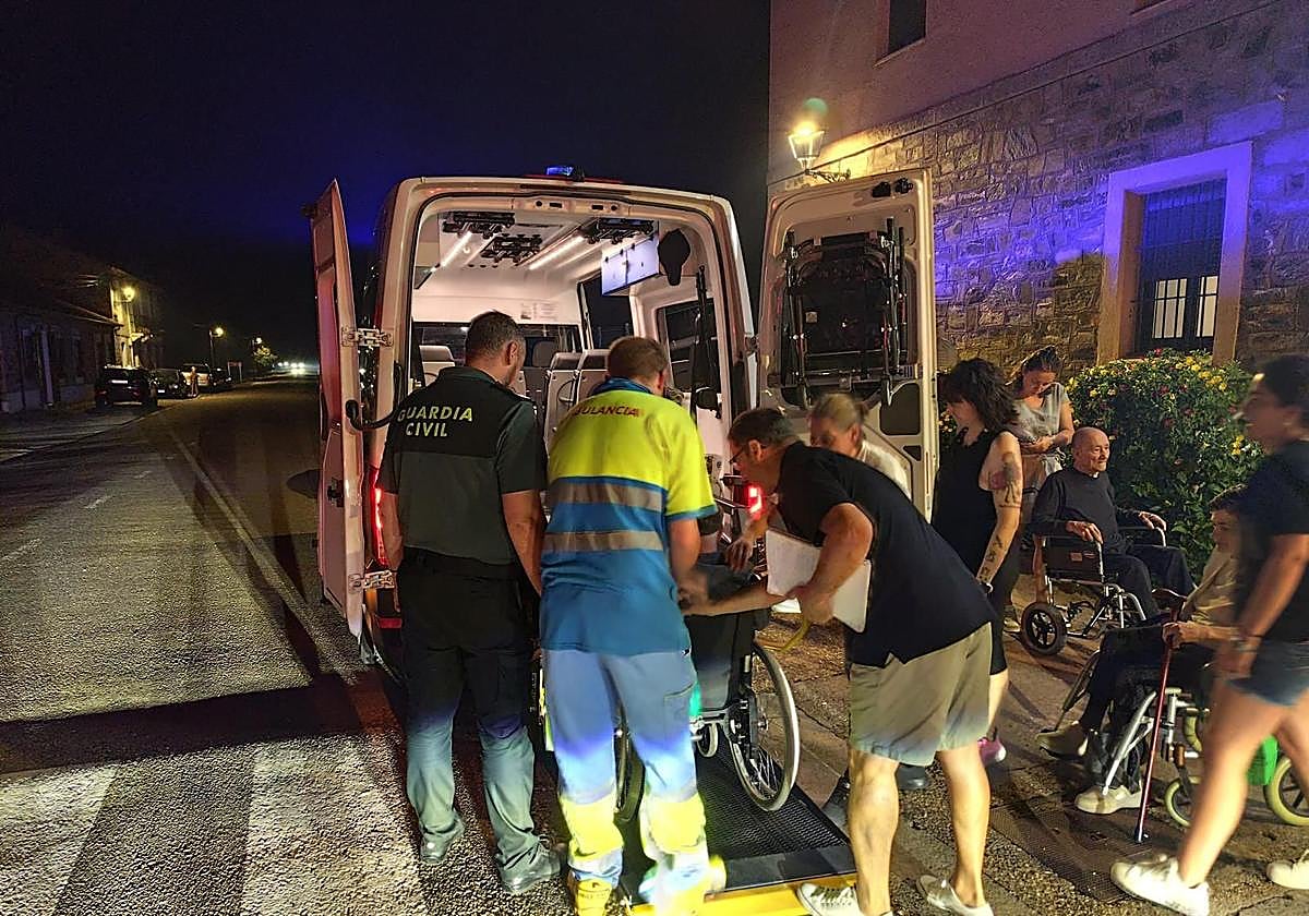 Imágenes del traslado de los ancianos de la residencia 'Las Encinas' de Santa Colomba de Somoza a causa del humo producido por los incendios.