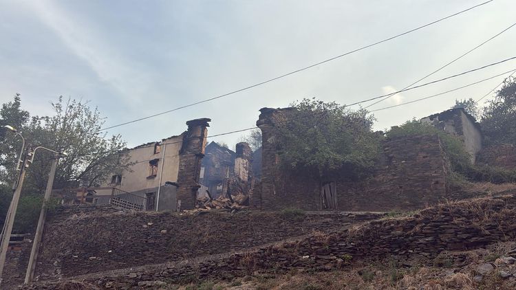 Casas quemadas por el incendio en el pueblo de Lusio.