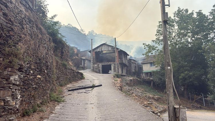Casas quemadas por el incendio en el pueblo de Lusio.