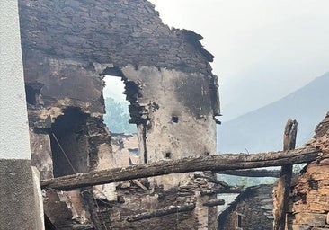 «Está ardiendo el pueblo», claman los vecinos de Lusio mientras intentan defender sus casas de las llamas