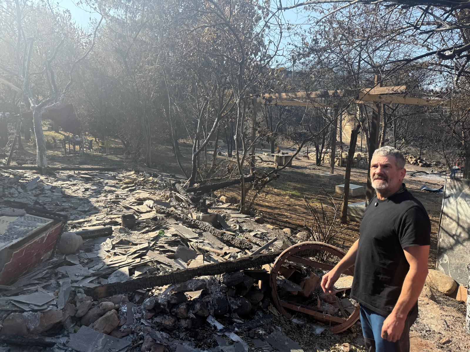 Javi Vega junto a los restos de su restaurante 'O Camiño Real' como consecuencia del incendio Yeres.