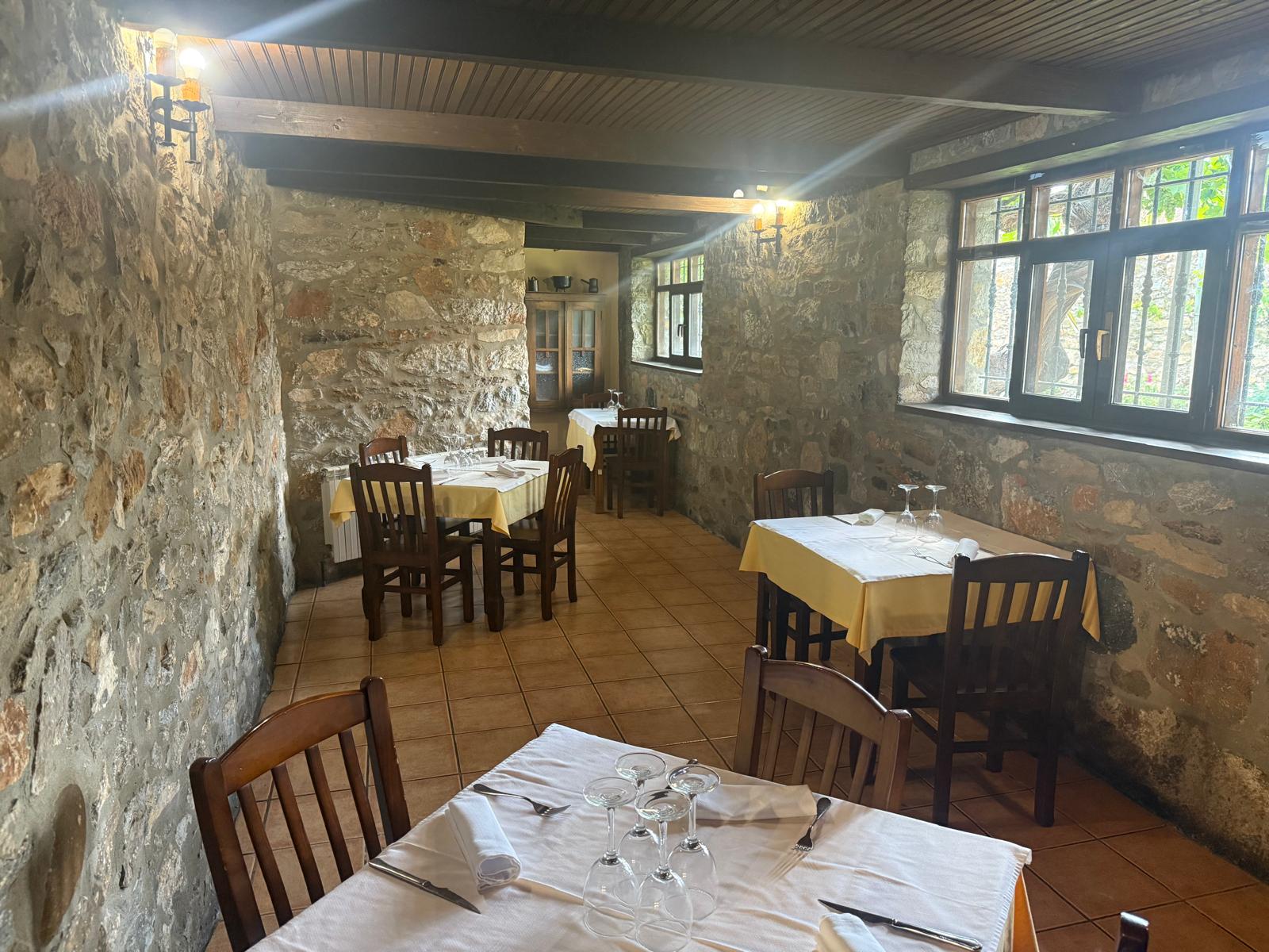 Uno de los comedores del resturante 'El Castro' en Carucedo.