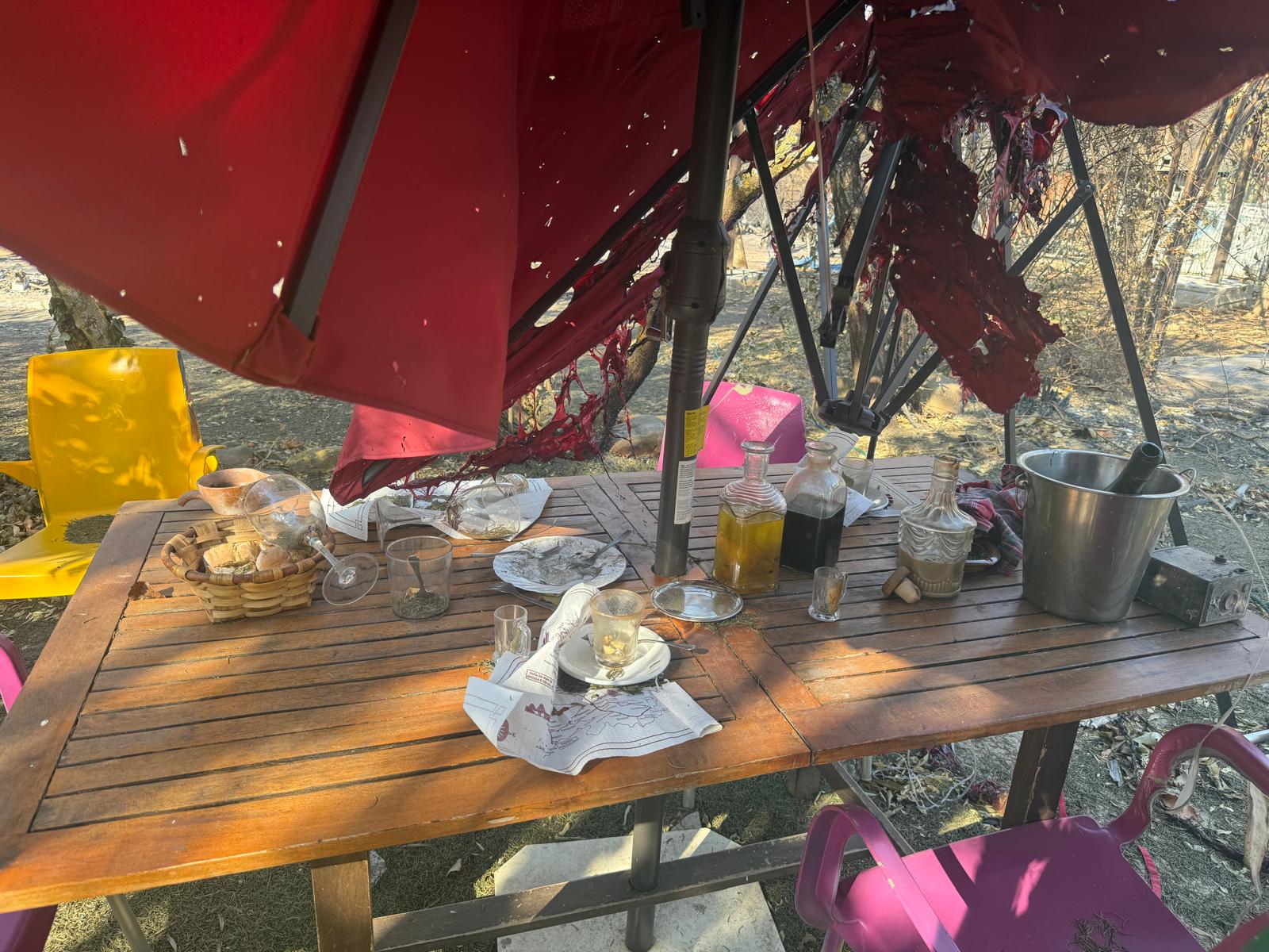 Mesa de la terraza de 'O Camiño Real' tras el paso de las llamas.