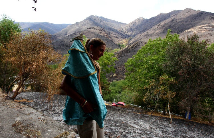 La Santa de Lusio vuelve a la iglesia tras el incendio que ha arrasado el pueblo.