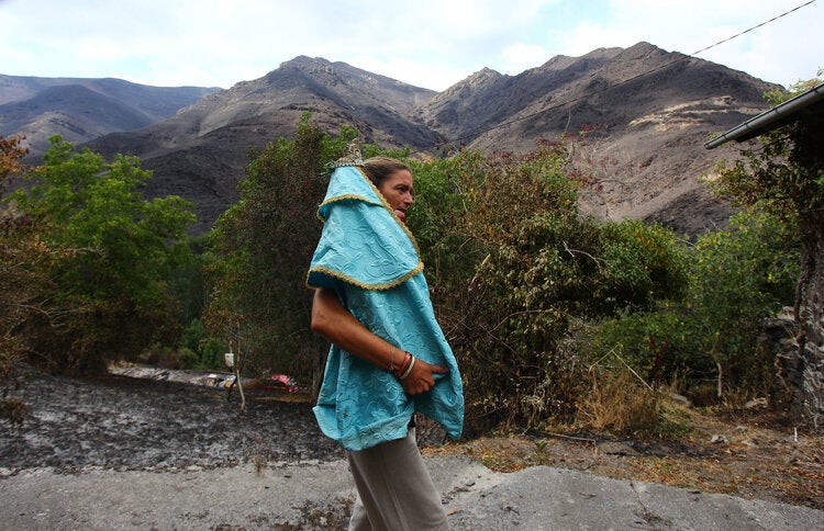 La Santa de Lusio vuelve a la iglesia tras el incendio que ha arrasado el pueblo.