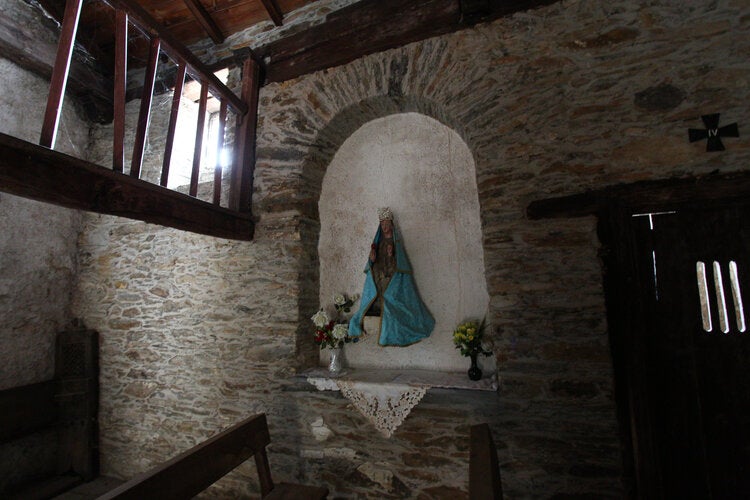 La Santa de Lusio vuelve a la iglesia tras el incendio que ha arrasado el pueblo.