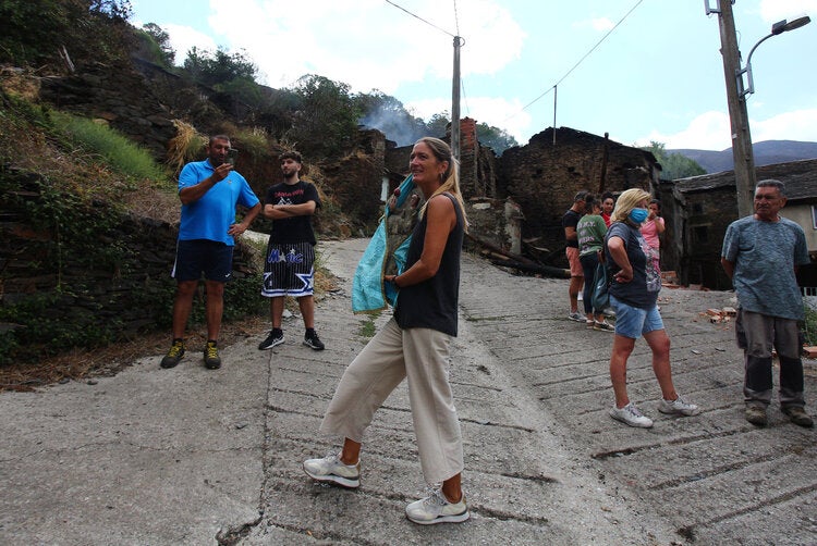 La Santa de Lusio vuelve a la iglesia tras el incendio que ha arrasado el pueblo.