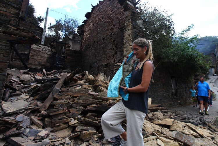 La Santa de Lusio vuelve a la iglesia tras el incendio que ha arrasado el pueblo.
