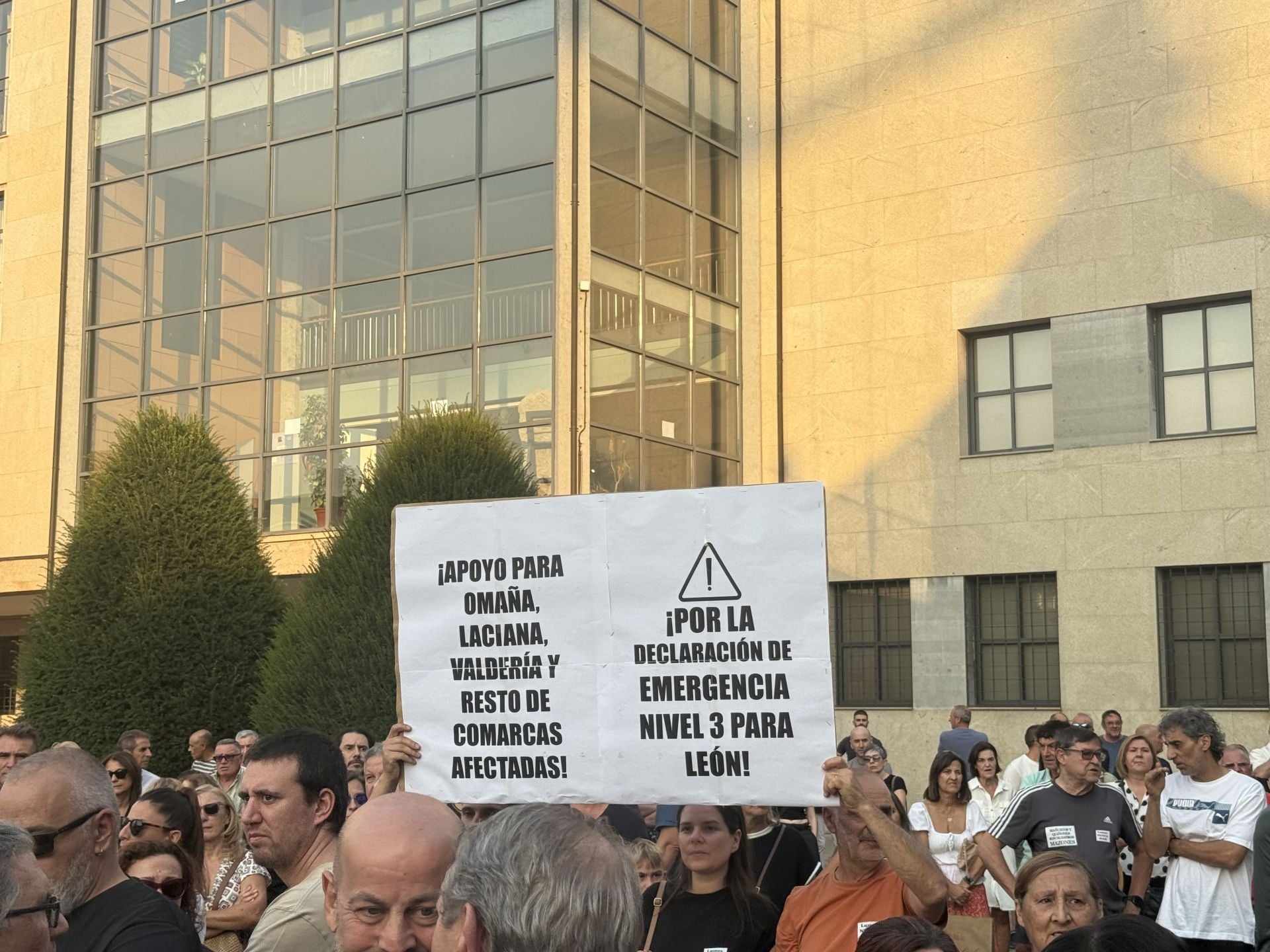 Imágenes de la Plaza del Ayuntamiento de Ponferrada durante la manifestación por la situación que sufre la comarca por los incendios.