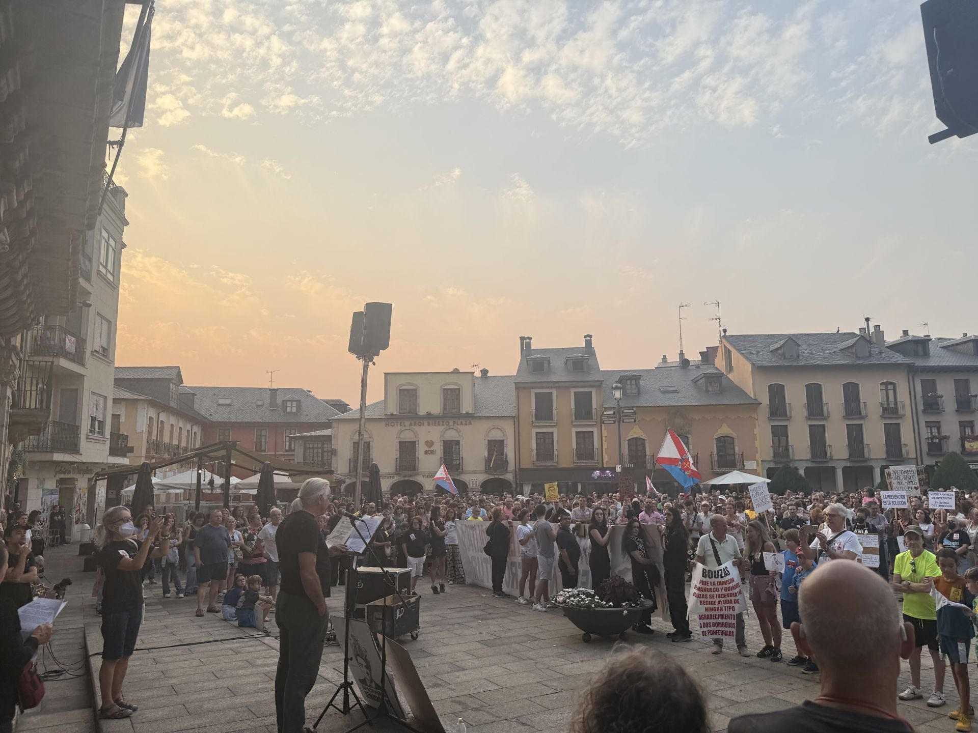 Imágenes de la Plaza del Ayuntamiento de Ponferrada durante la manifestación por la situación que sufre la comarca por los incendios.