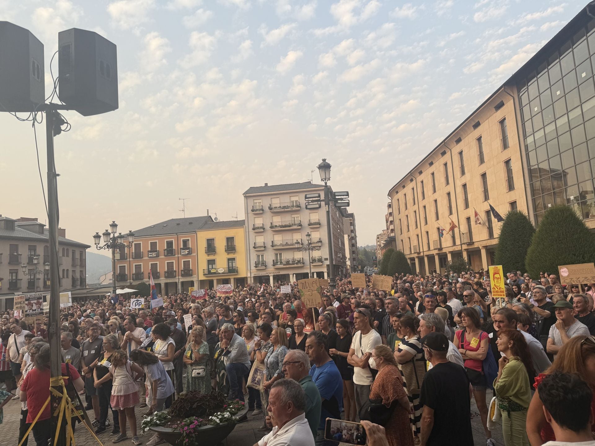 Imágenes de la Plaza del Ayuntamiento de Ponferrada durante la manifestación por la situación que sufre la comarca por los incendios.