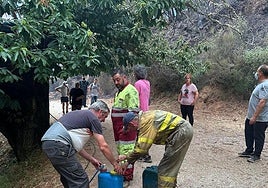 Vecinos de Médulas realizando labores de vigilancia para controlar la zona y que no reavivara el fuego.