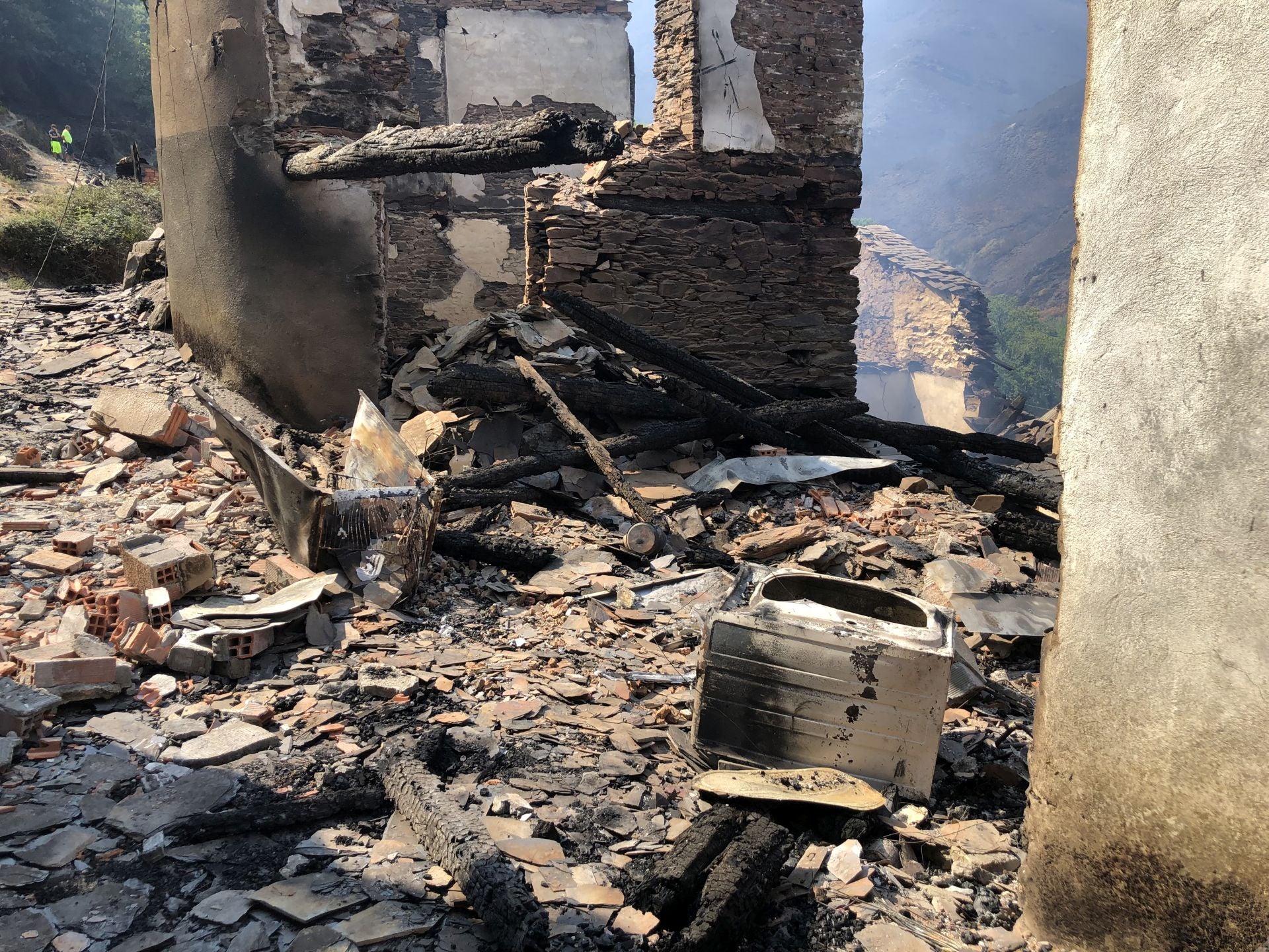 El pueblo de Lusio (Oencia) completamente devastado por el incendio.