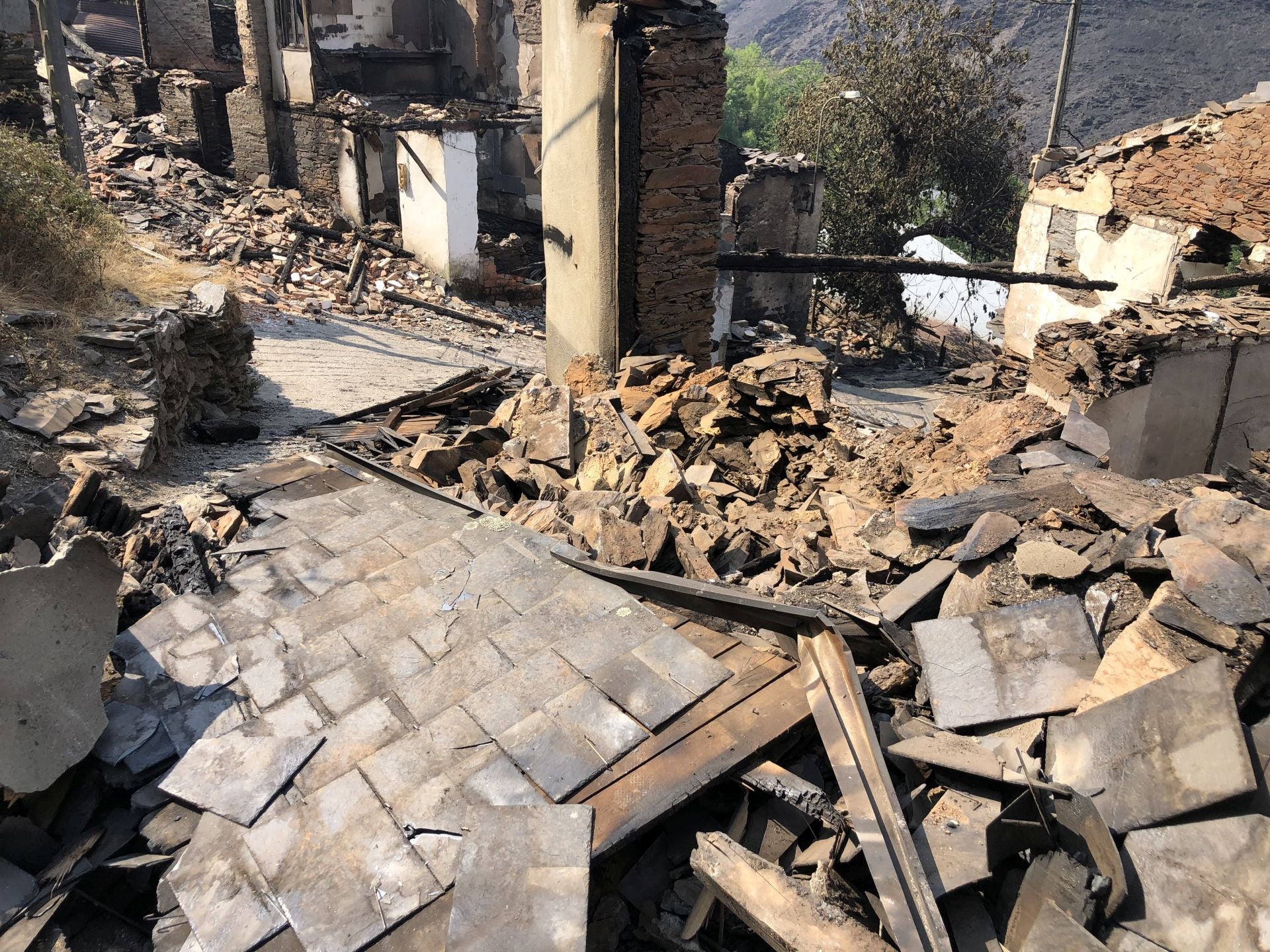 El pueblo de Lusio (Oencia) completamente devastado por el incendio.