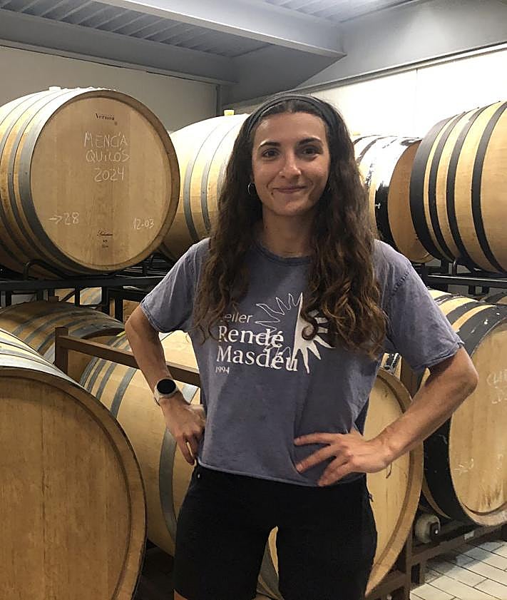 Imagen secundaria 2 - Imágenes de la bodega de Molinaseca amenazada por el fuego, de los árboles calcinados junto a las viñas Encima Wines y de la joven bodeguera Encina Otero (D).
