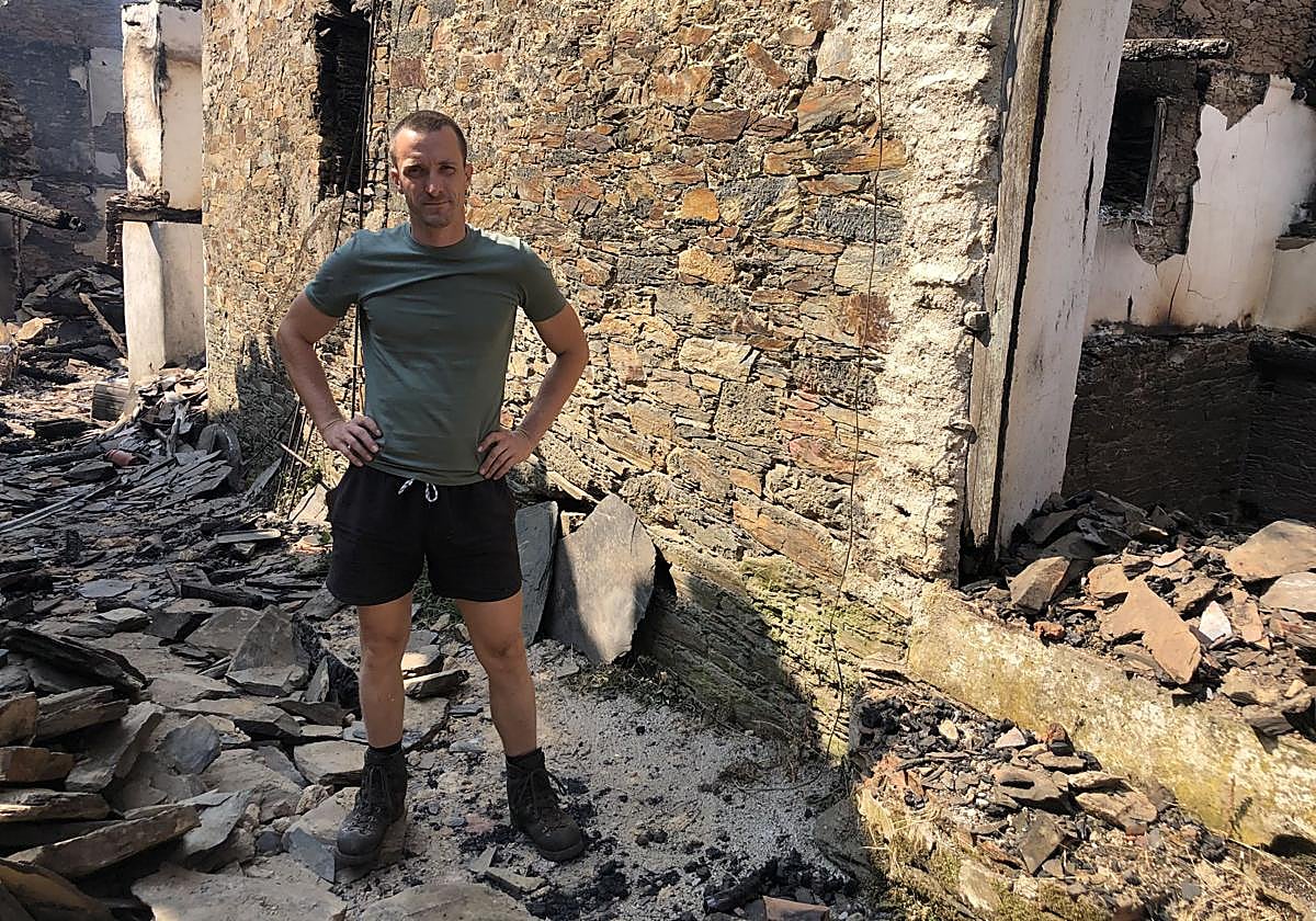 El alemán Jörn Rossler junto a la casa de Lusio que estaba restaurando y que ha quedado reducida a escombros pasto de las llamas.