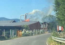 Imagen del incendio en el silo de serrín de la maderera de Cacabelos.