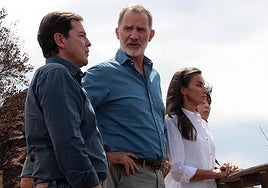 Los reyes, acompañados del presidente de la Junta, Alfonso Fernández Mañueco, en su visita a las Médulas.