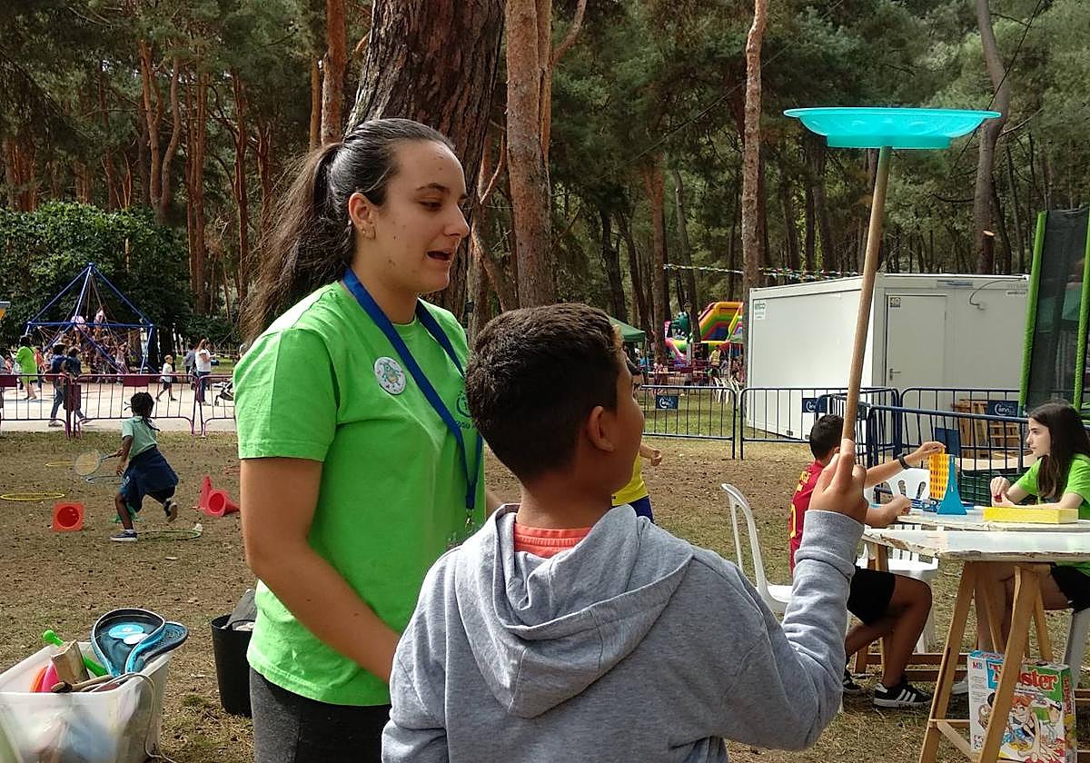 Un niño disfruta de uno de los talleres de la Ciudad Mágica (Cima), en una imagen de archivo.