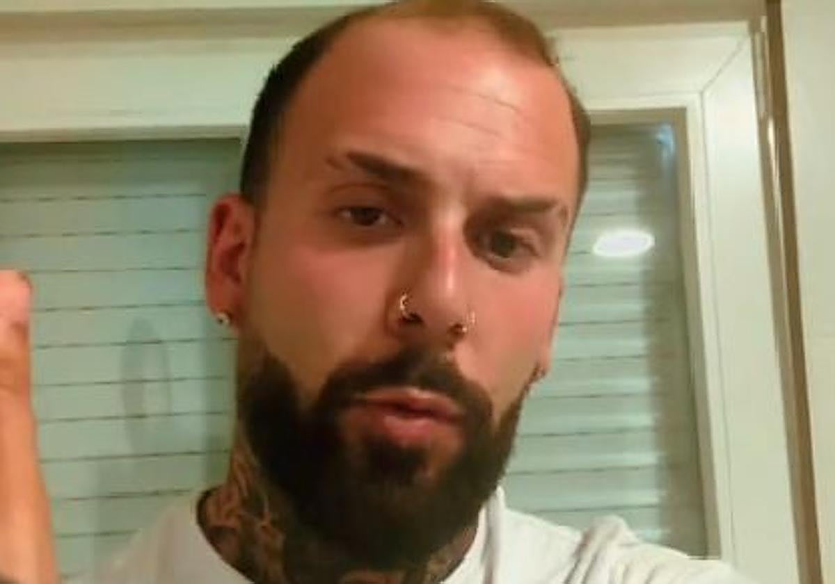 Imagen del tiktoker berciano Alberto Losada en uno de los videos en los que pide disculpas.