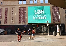 Campaña de OncoBierzo en la pantalla situada en la plaza de Callao de Madrid.