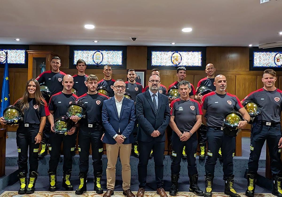 Imagen de los 12 nuevos miembros de los bomberos de Ponferrada, junto a Carlos Cortina, Marco Morala y Olivier Bao.