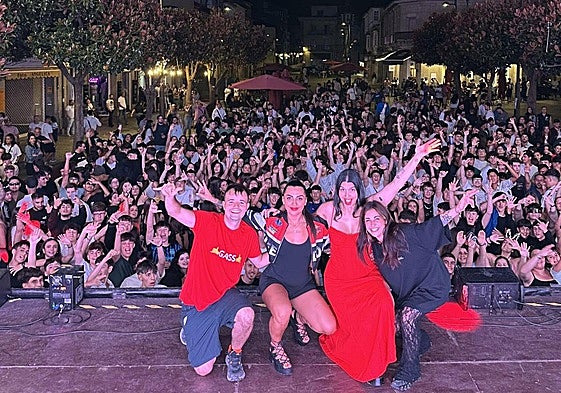 Imagen de Jennifer Cach en Verín (Ourense) después de pichar en la macrodiscoteca móvil Gramola.