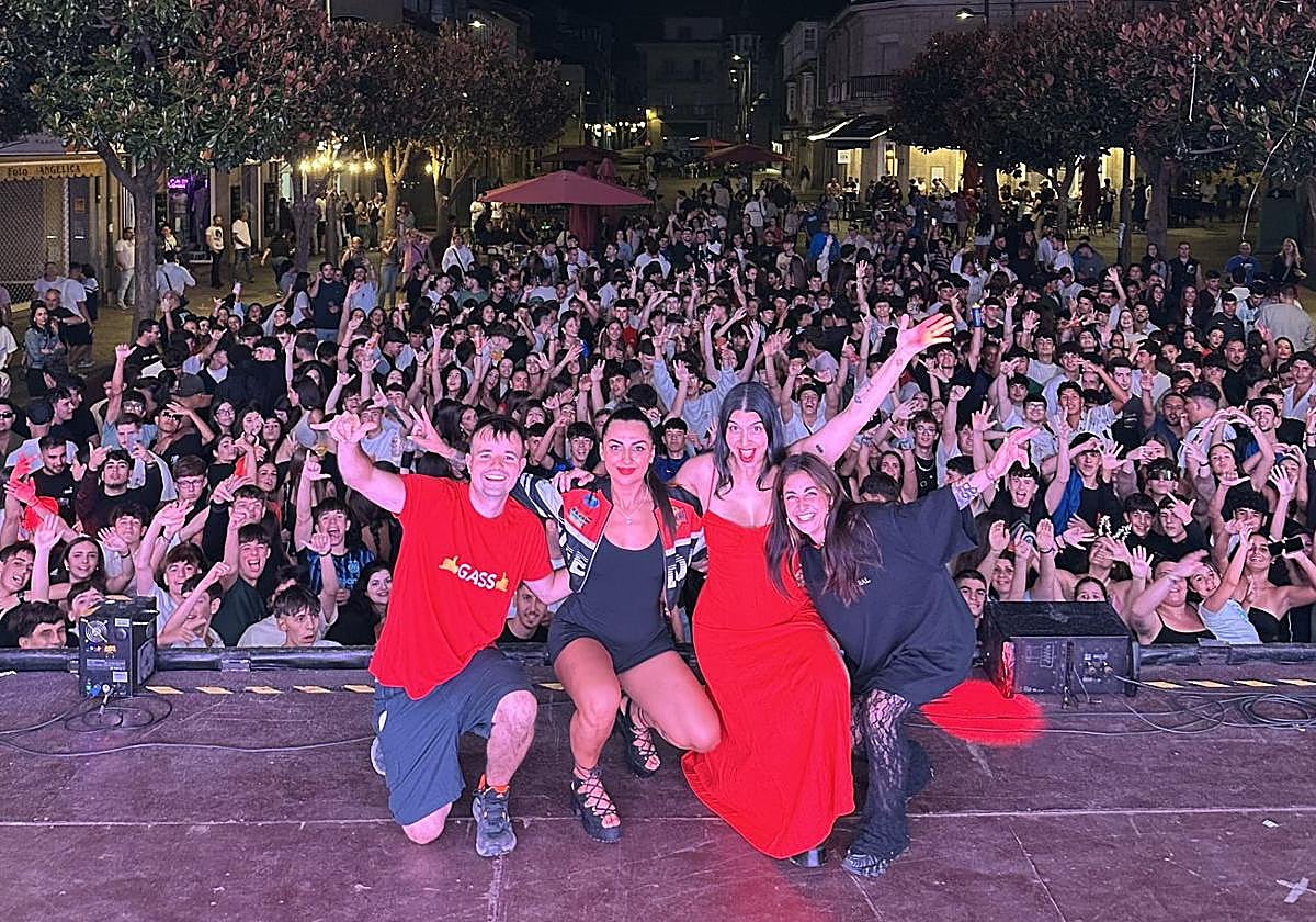 Imagen de Jennifer Cach en Verín (Ourense) después de pichar en la macrodiscoteca móvil Gramola.