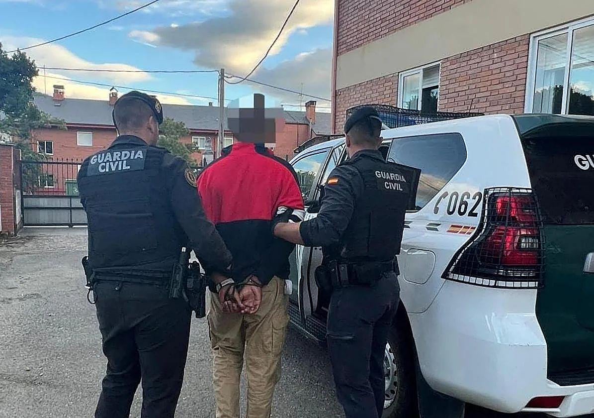 Imagen de la detención del joven por el incendio de Berlanga del Bierzo.