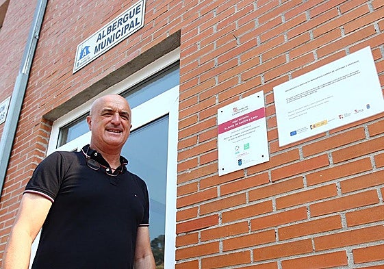El alcalde de Puente Domingo Florez (León), Julio Arias, junto a la sede del nuevo albergue municipal para el Camino de Invierno.