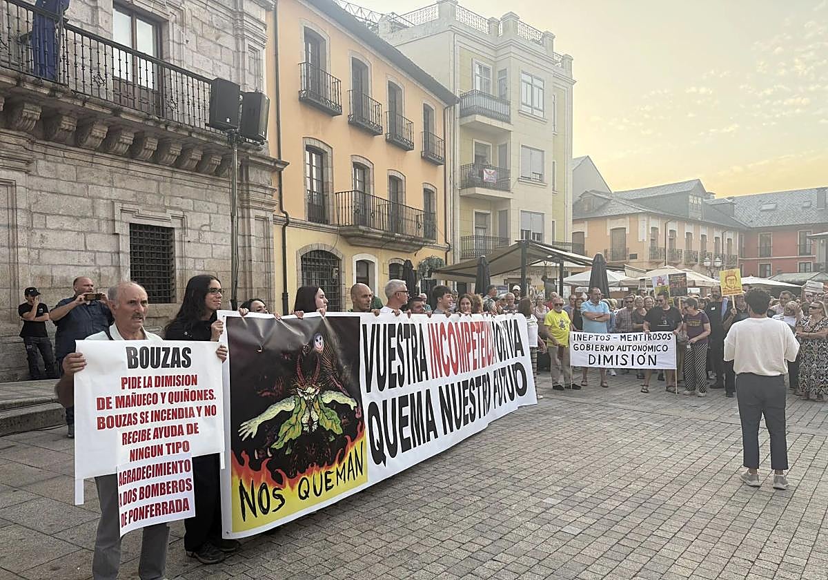 Imagen de la manifestación del pasado 21 de agosto en la Plaza del Ayuntamiento de Ponferrada.