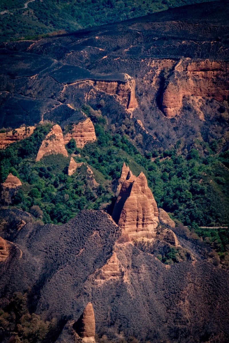 Imagen aérea del territorio calcinado por el fuego en el paraje berciano de Las Médulas.