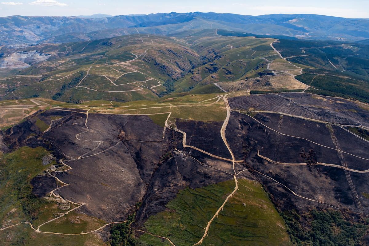 Imagen aérea del territorio calcinado por el fuego en el paraje berciano de Las Médulas.