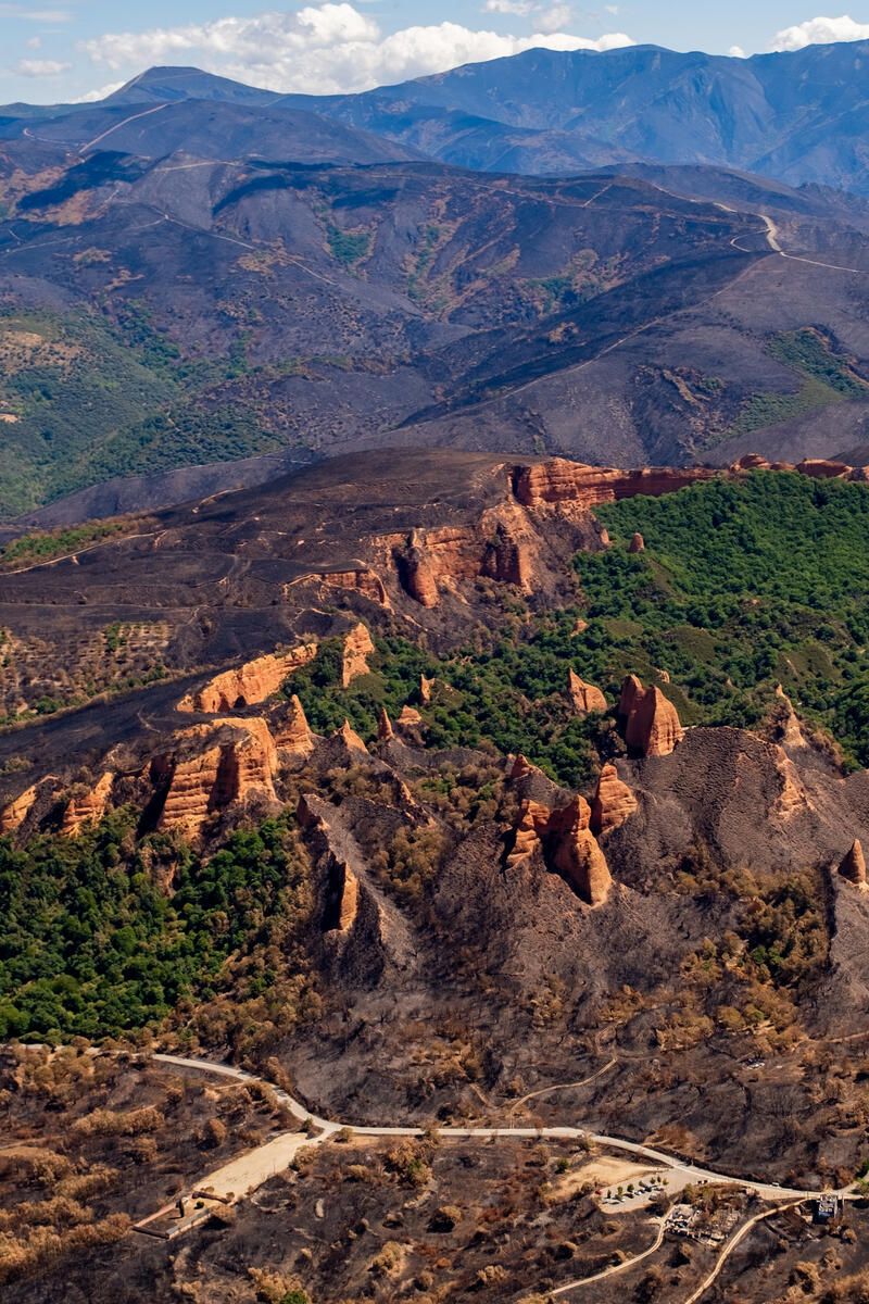 Imagen aérea del territorio calcinado por el fuego en el paraje berciano de Las Médulas.