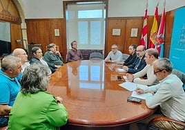 Reunión del alcalde y concejales del equipo de gobierno con los pedáneos de los pueblos afectados por los incendios en Ponferrada.