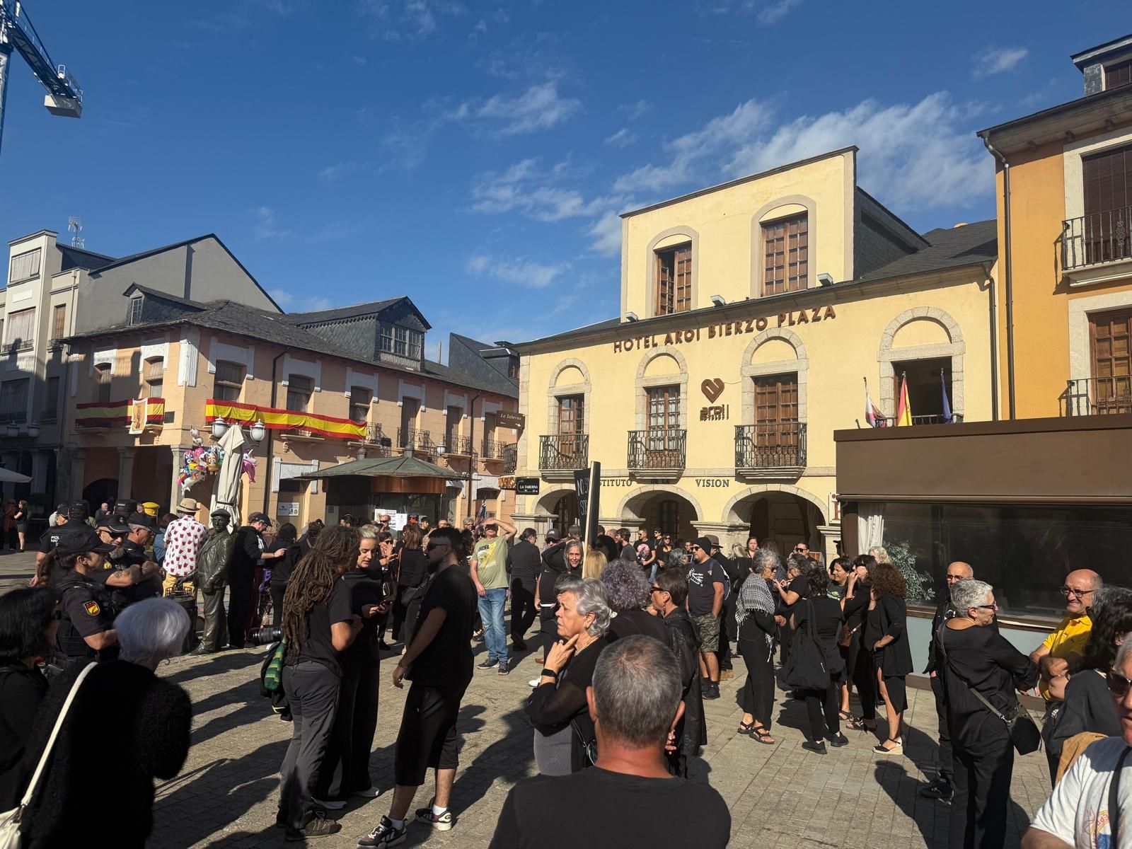 Imagen de la concentración ciudadana para protestar sobre la gestión de los incendios en el día de El Bierzo.