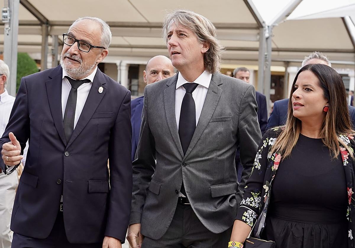 Carlos Martínez acompañado de Olegario Ramón y Nuria Rubio.