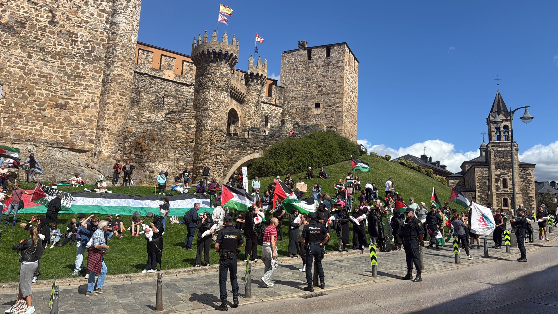 Miembros del colectivo Bierzo Solidario con Palestina durante el acto de protesta protagonizado junto al Castillo de los Templarios de Ponferrada.