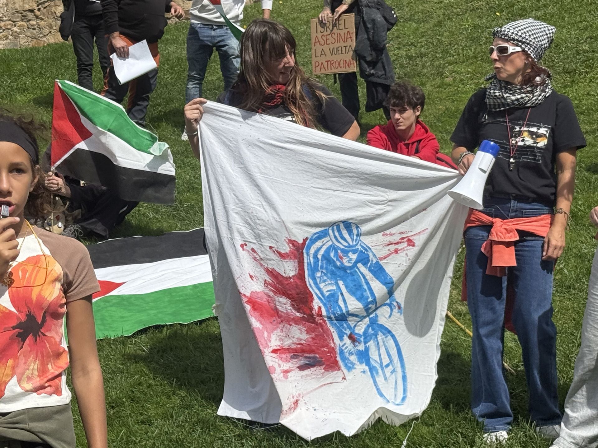 Miembros del colectivo Bierzo Solidario con Palestina durante el acto de protesta protagonizado junto al Castillo de los Templarios de Ponferrada.