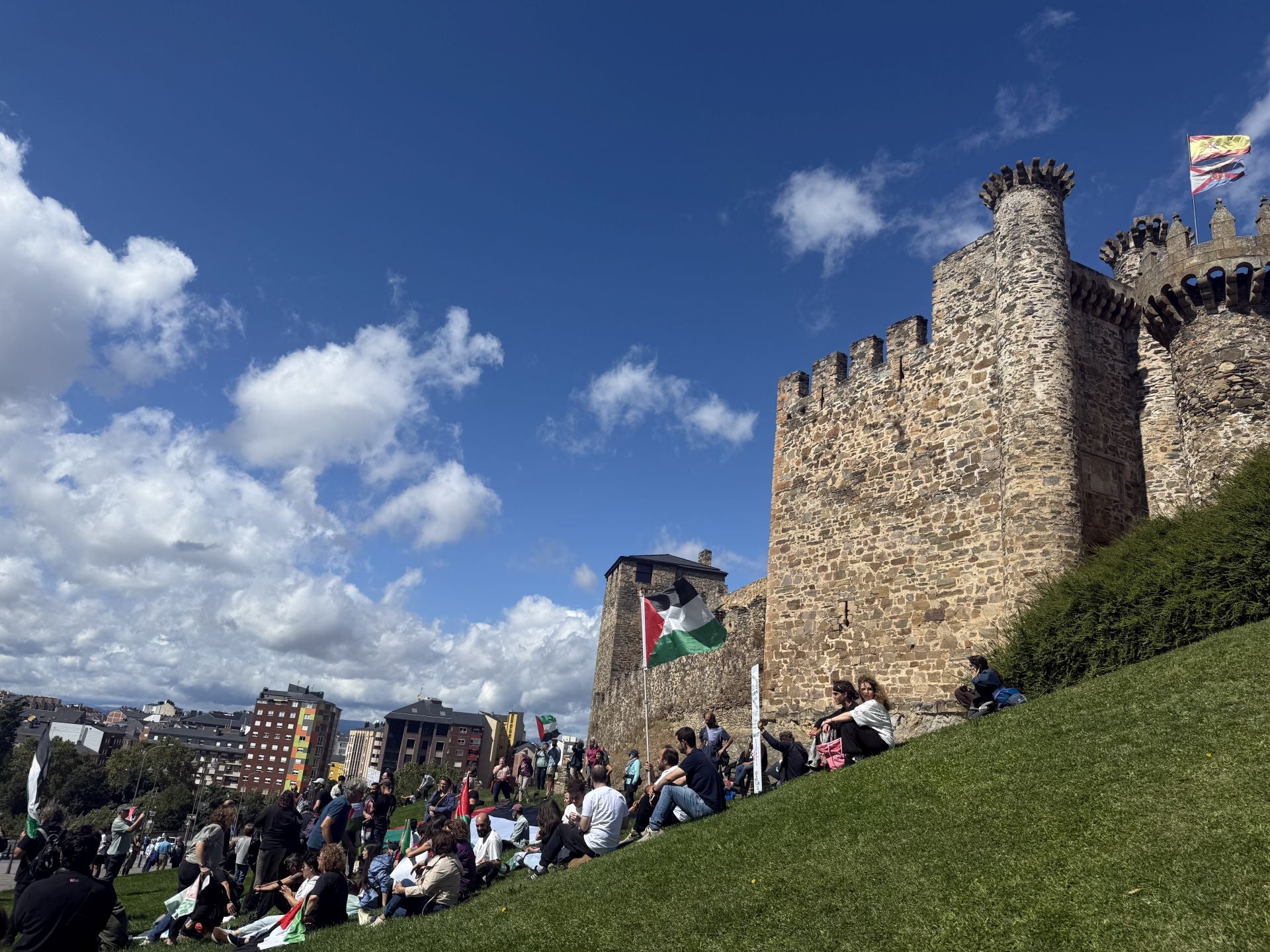 Miembros del colectivo Bierzo Solidario con Palestina durante el acto de protesta protagonizado junto al Castillo de los Templarios de Ponferrada.