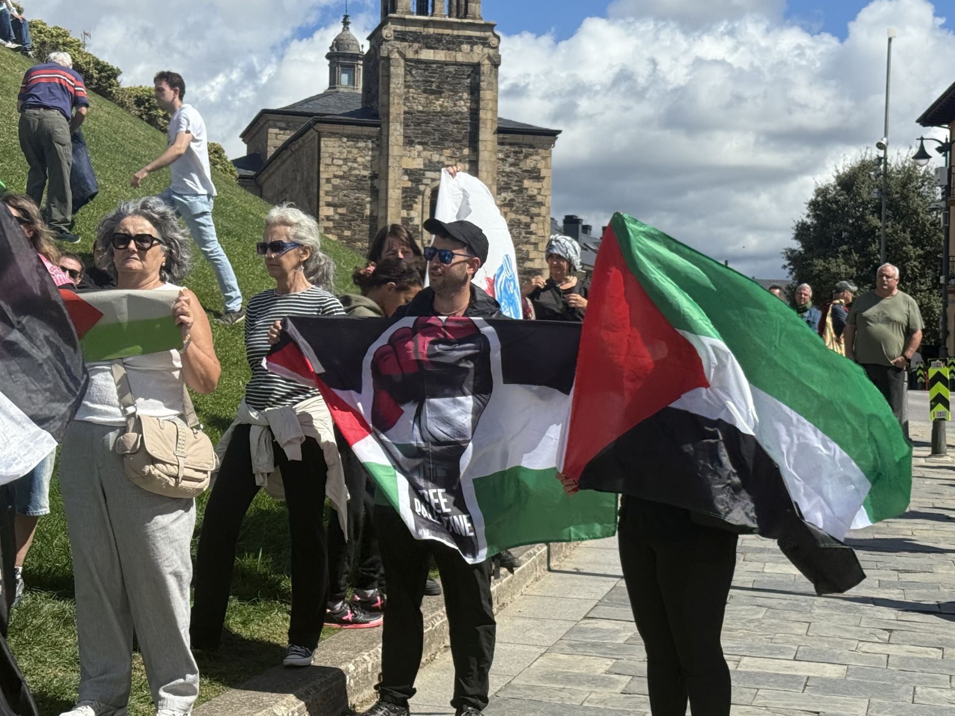Miembros del colectivo Bierzo Solidario con Palestina durante el acto de protesta protagonizado junto al Castillo de los Templarios de Ponferrada.