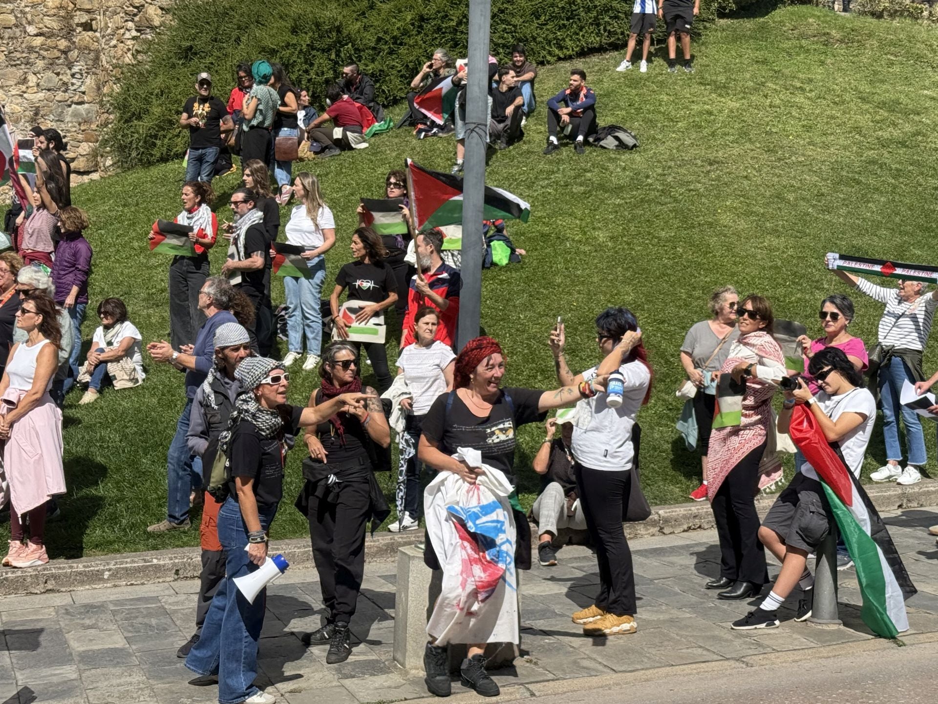 Miembros del colectivo Bierzo Solidario con Palestina durante el acto de protesta protagonizado junto al Castillo de los Templarios de Ponferrada.