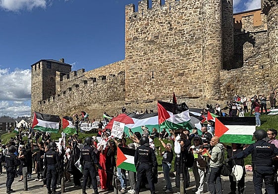 Ponferra clama por Palestina al paso de la vuelta junto al Castillo de los Templarios.
