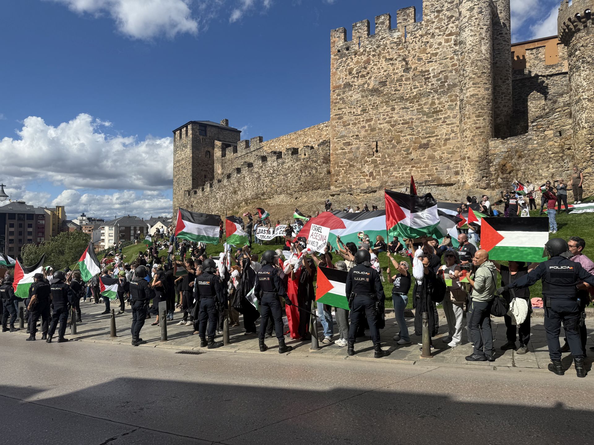 Miembros del colectivo Bierzo Solidario con Palestina durante el acto de protesta protagonizado junto al Castillo de los Templarios de Ponferrada.