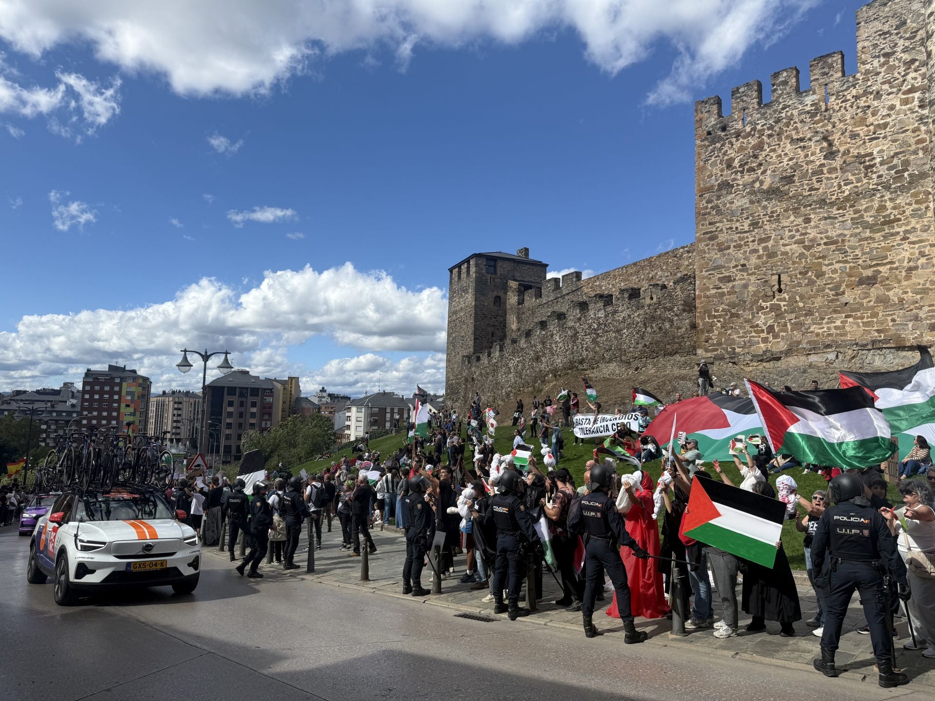 Miembros del colectivo Bierzo Solidario con Palestina durante el acto de protesta protagonizado junto al Castillo de los Templarios de Ponferrada.