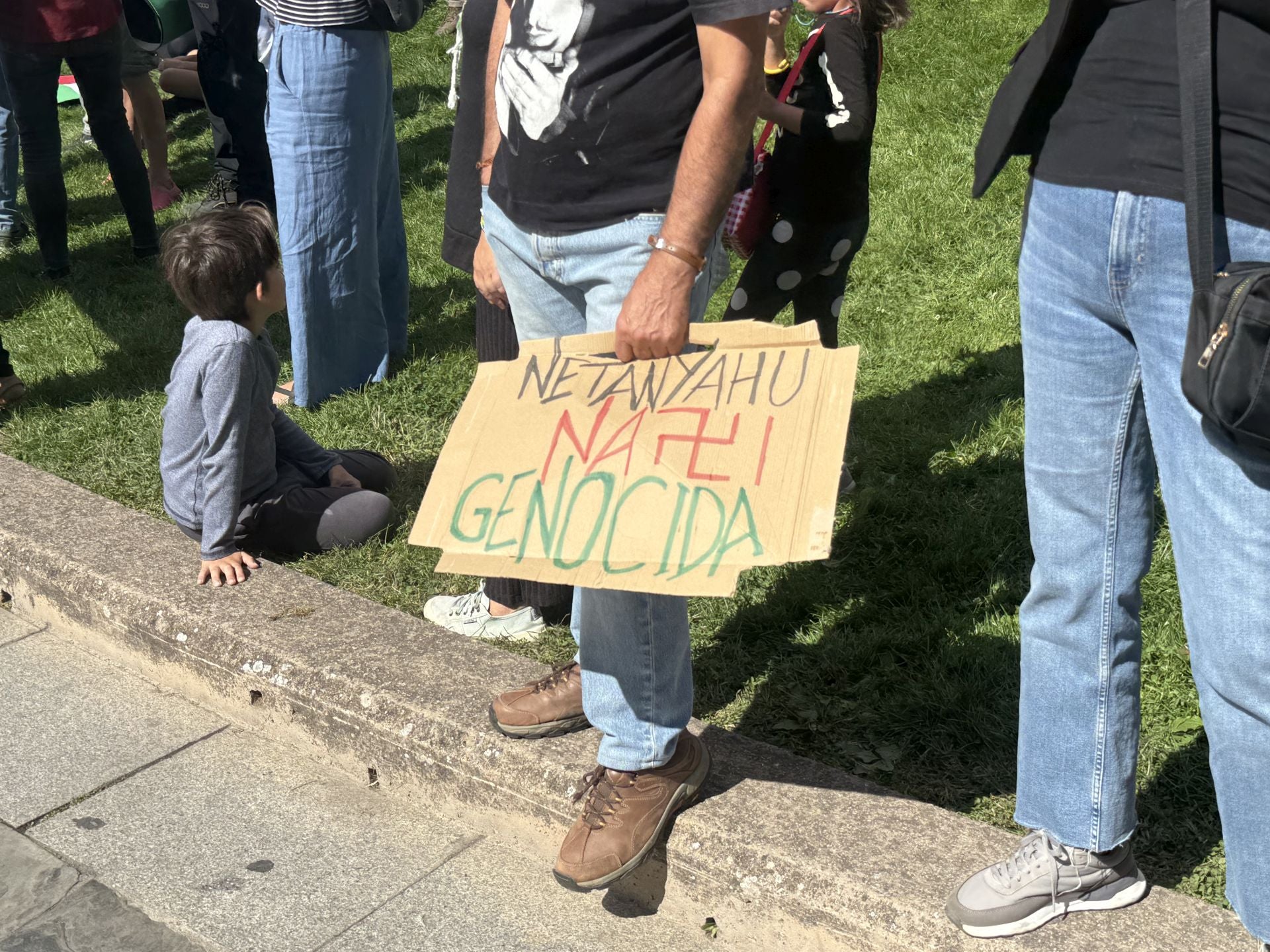 Miembros del colectivo Bierzo Solidario con Palestina durante el acto de protesta protagonizado junto al Castillo de los Templarios de Ponferrada.