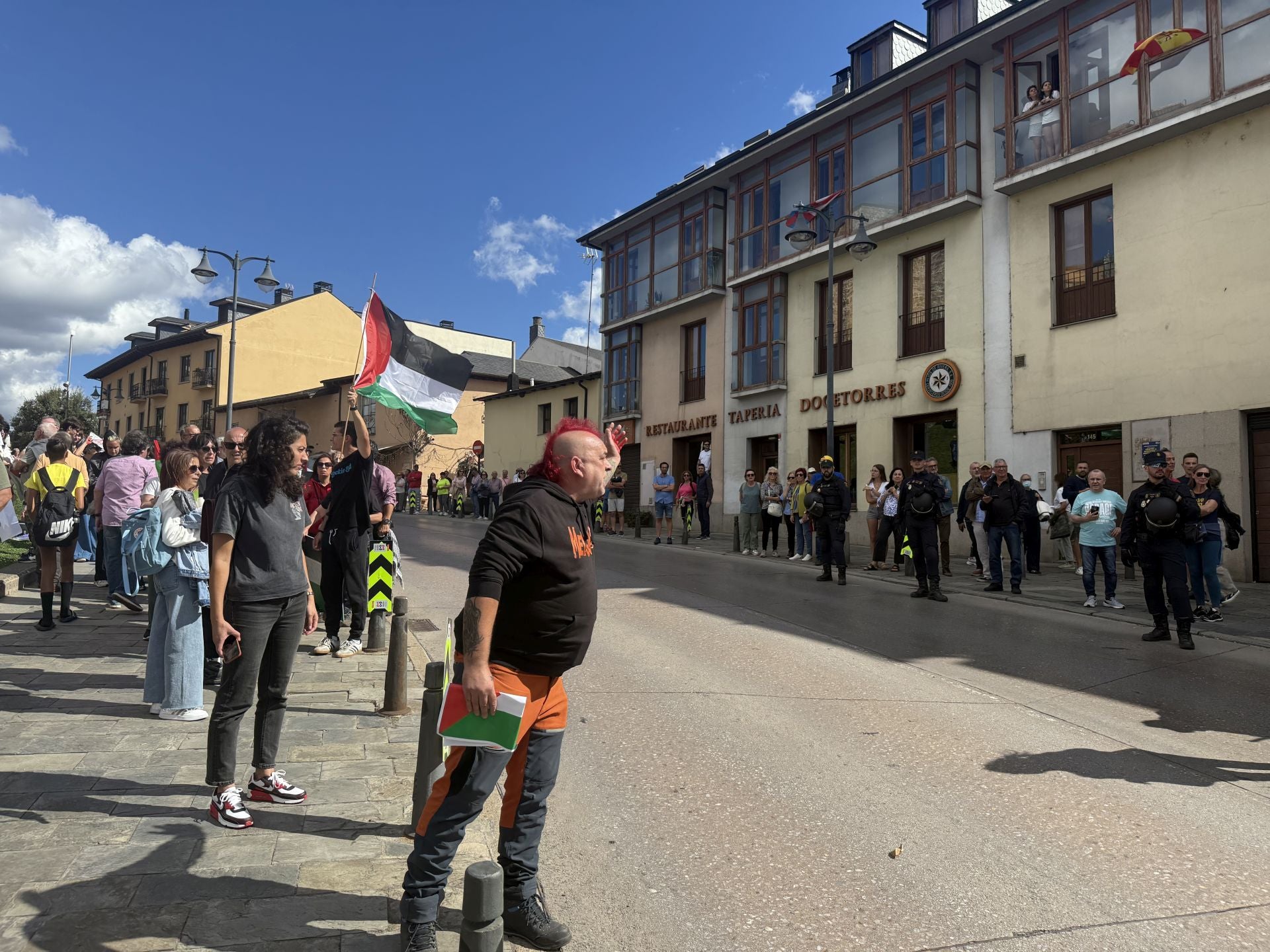 Miembros del colectivo Bierzo Solidario con Palestina durante el acto de protesta protagonizado junto al Castillo de los Templarios de Ponferrada.