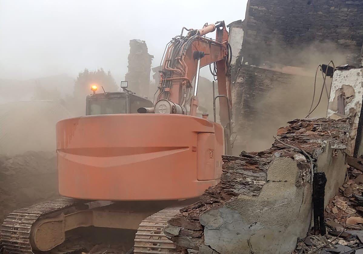 La empresa Excarbi ha iniciado los trabajos de demolición de algunos de las casas de Lusio devastadas por el fuego.