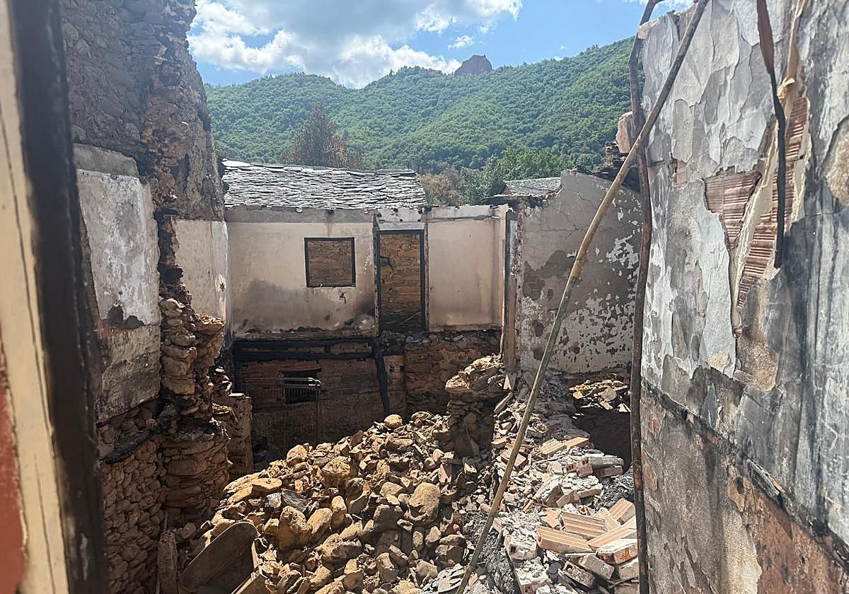 Imágenes de una de las viviendas afectadas en Médulas tras el incendio de Yeres.